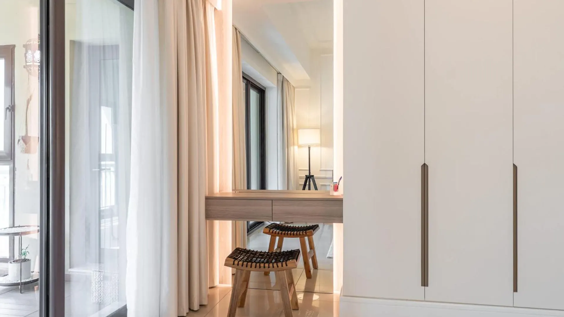 Luxury Palm Jumeirah Apartment With Balcony Dubai United Arab Emirates