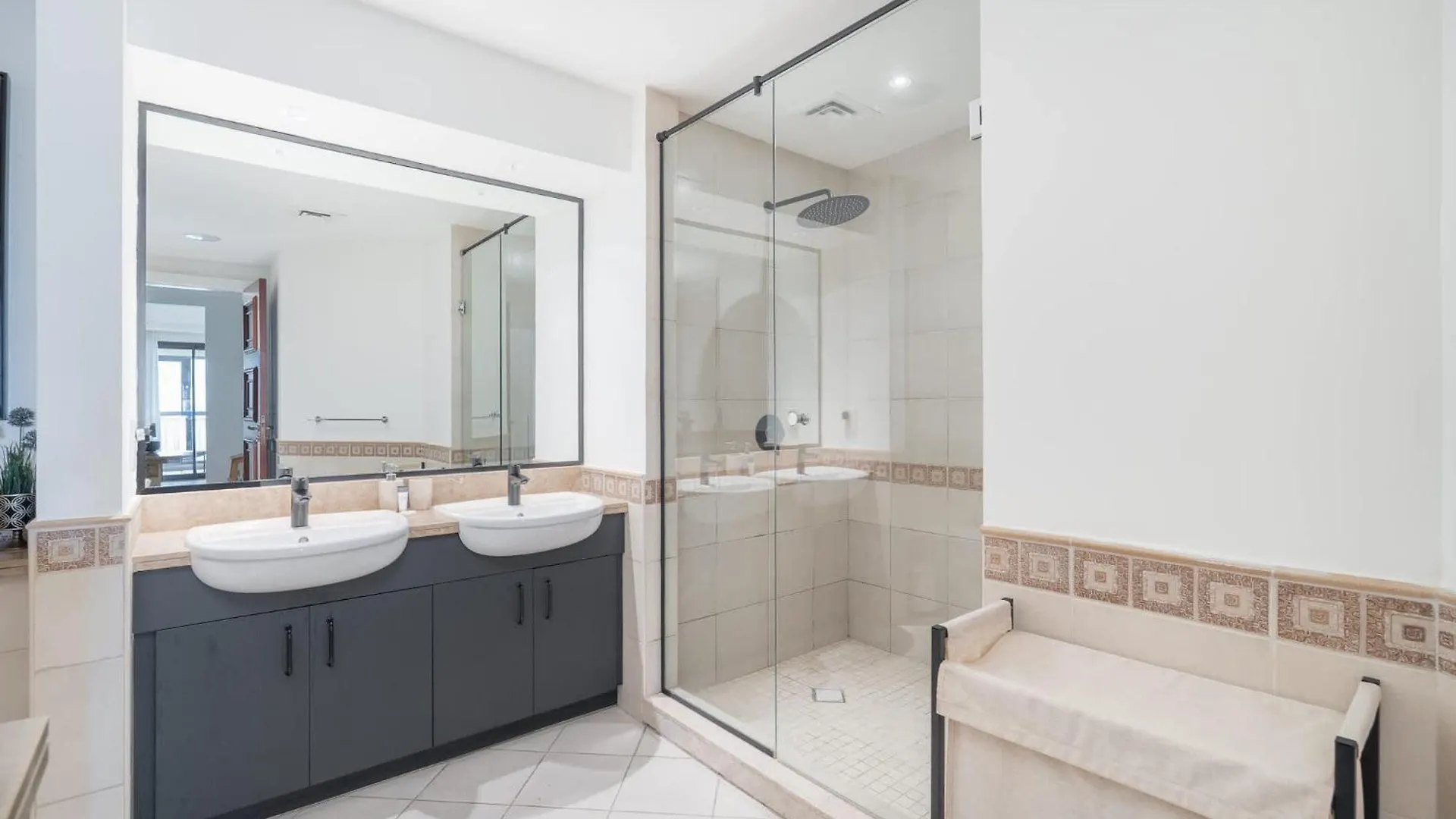 Luxury Palm Jumeirah Apartment With Balcony Dubai United Arab Emirates
